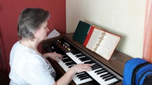 Edith Leistner spielt Orgel